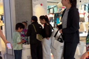 一样高了！球迷逛街偶遇姚明的妻女！网友：还以为郎平
