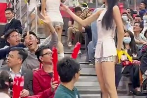 啦啦队小姐姐和观众席球迷互动，这双腿也太长了吧